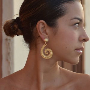 Arete mujer dorado